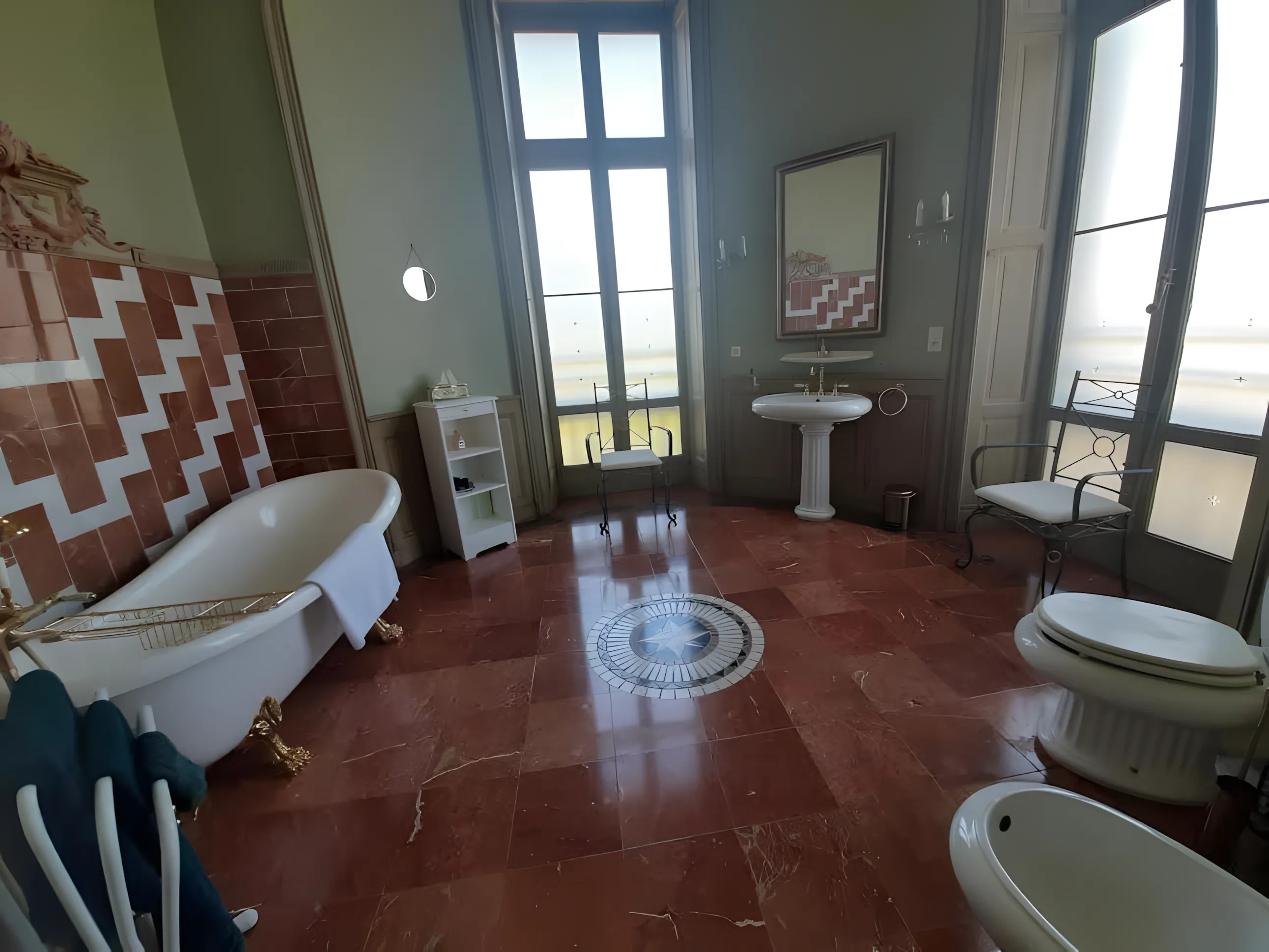 Château de Beauchamp — salle de bain marbre