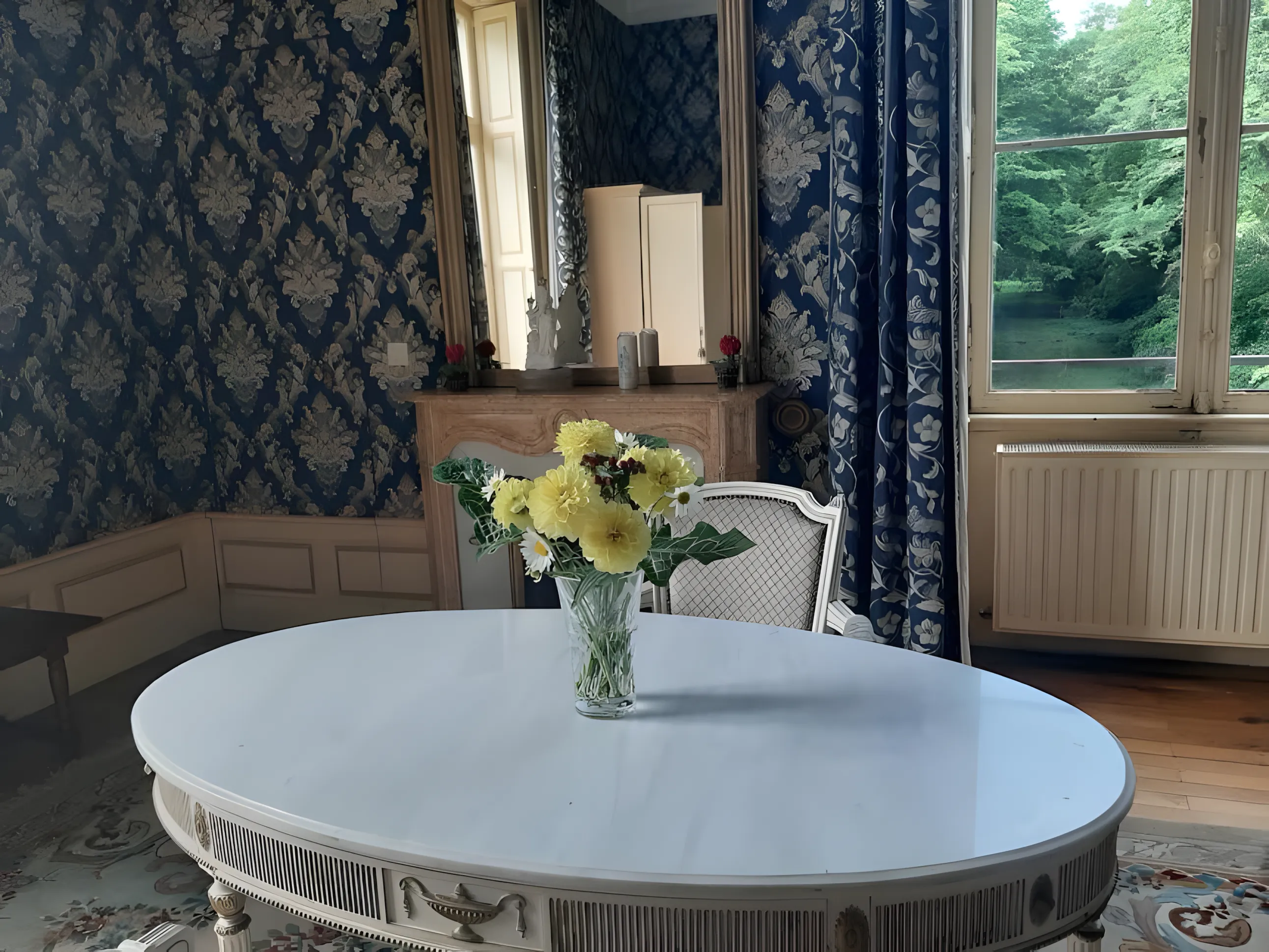 Salon aux fleurs jaunes du Château de Beauchamp