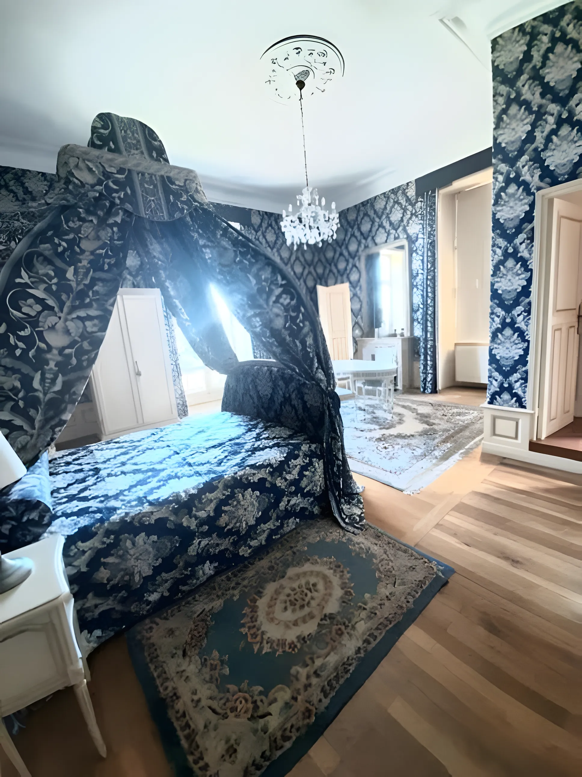 Château de Beauchamp — chambre baldaquin bleu