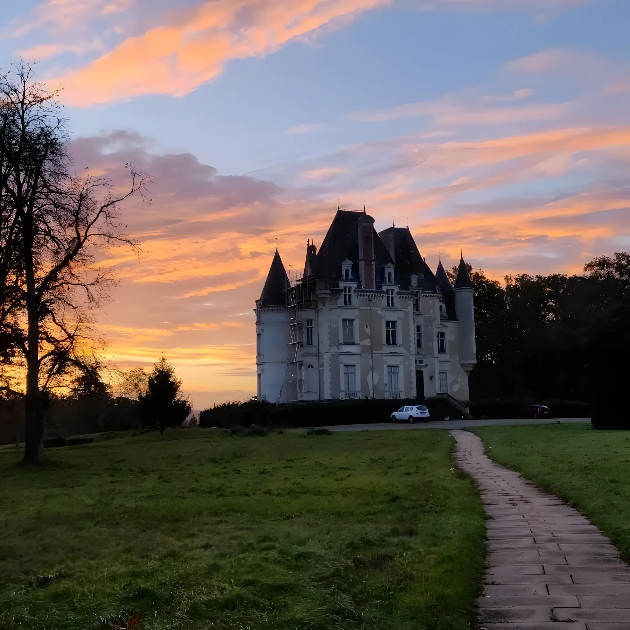 Coucher de soleil sur le Château de Beauchamp