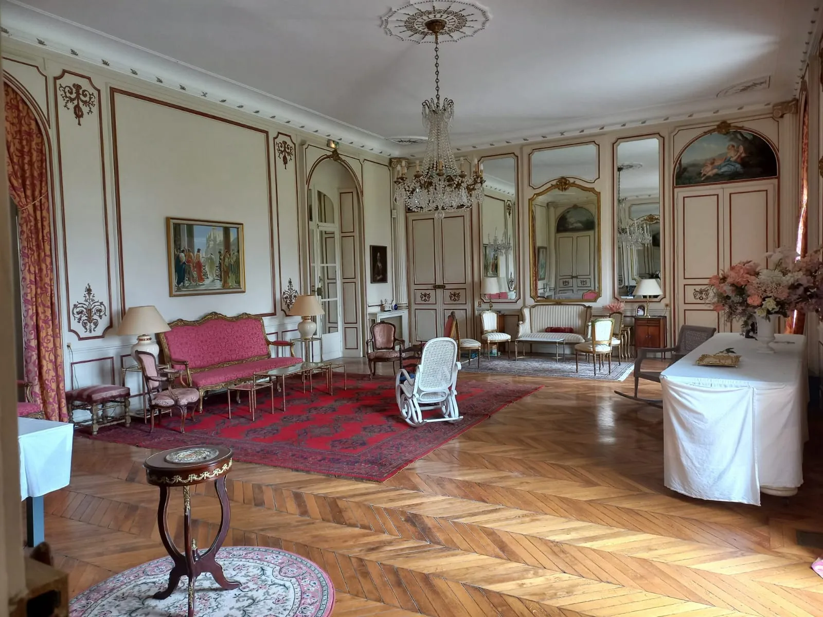 Grand salon rose du château pour réceptions privées