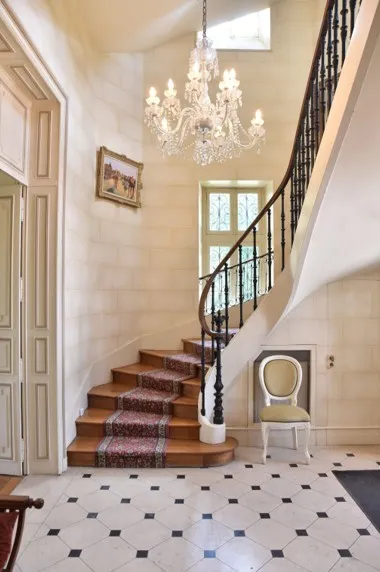Château de Beauchamp — hall escalier