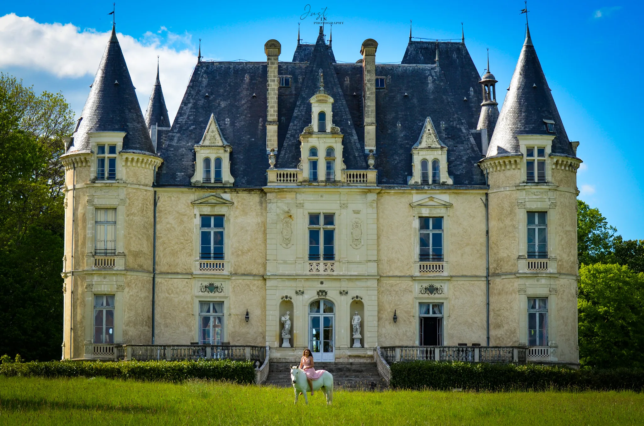 Château de Beauchamp ensoleillé sous un ciel bleu — mariage