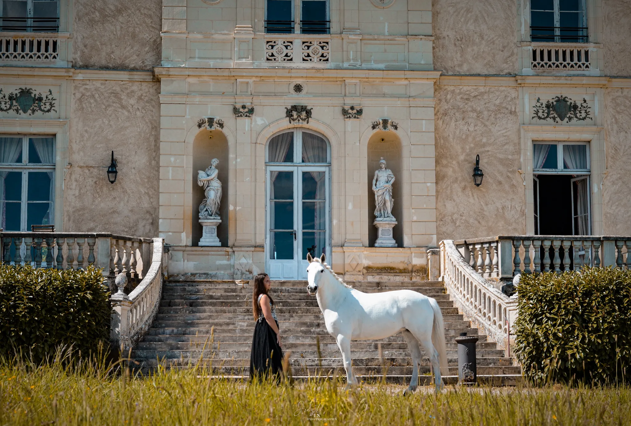 Mariée et cheval blanc devant le perron du Château de Beauchamp