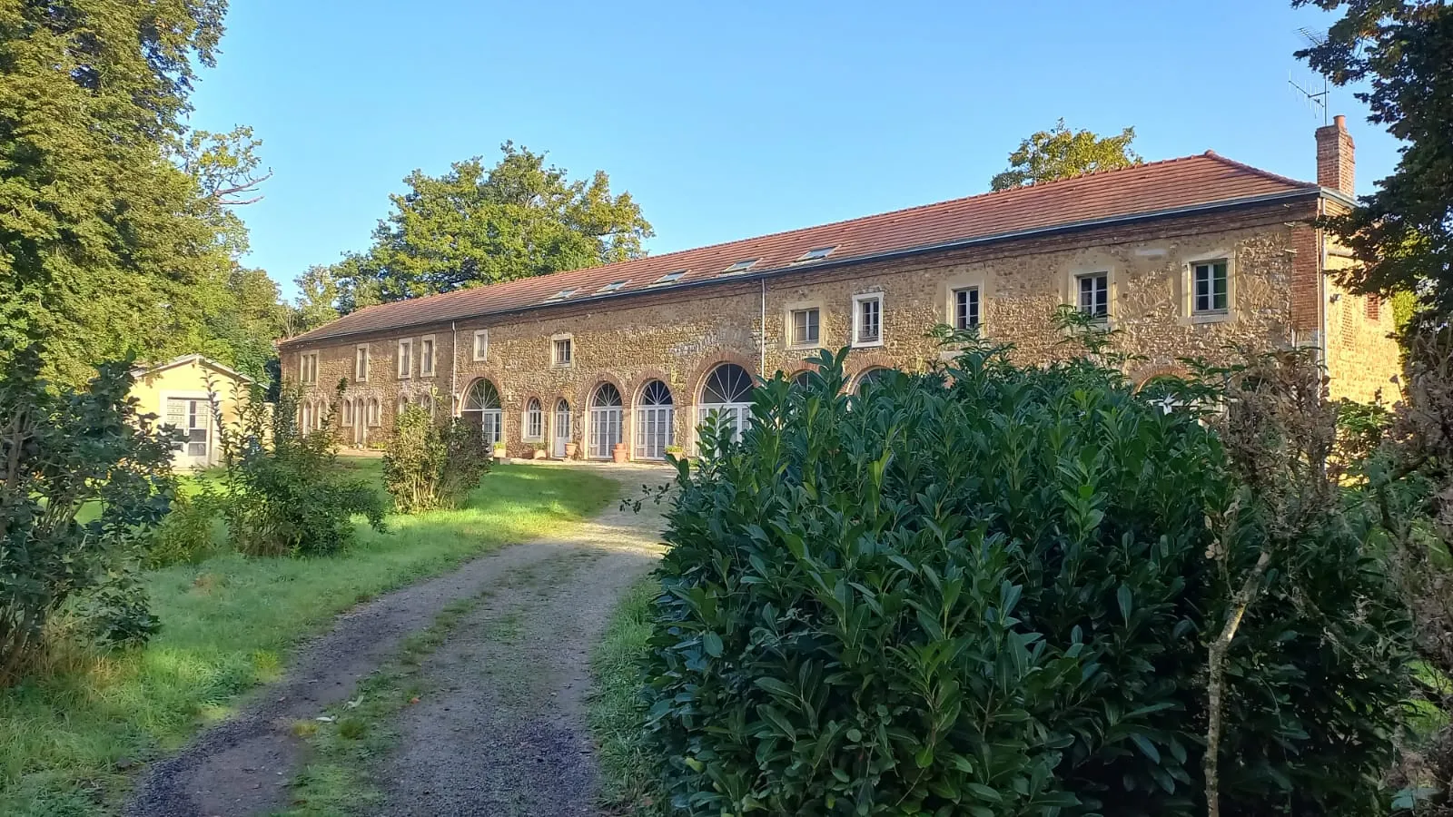 L'orangerie et les extérieurs du château