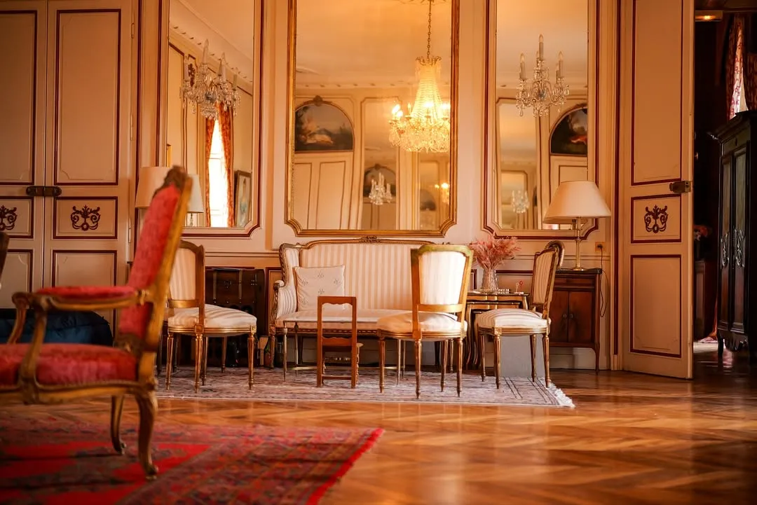 Salon aux fauteuils rouges du Château de Beauchamp