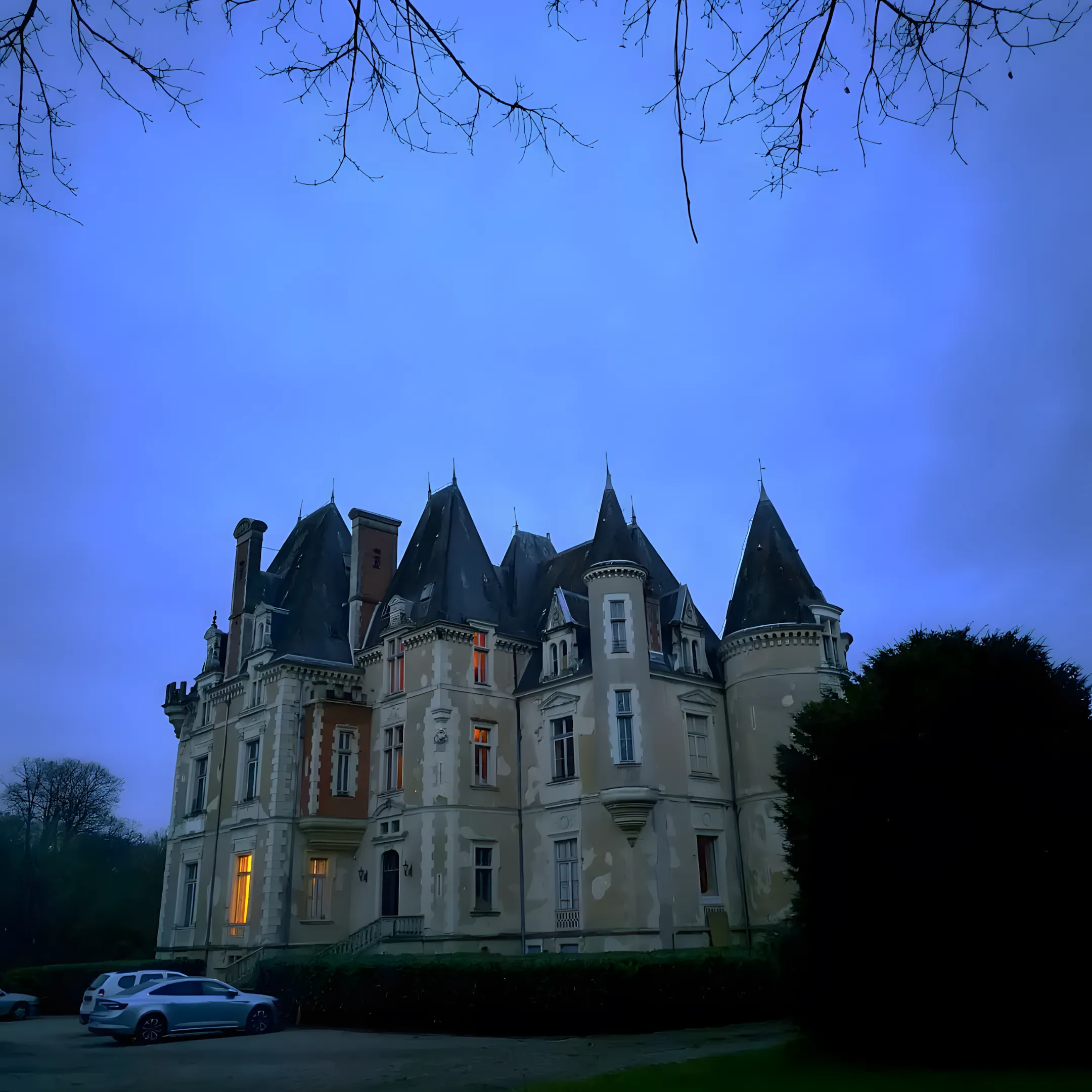 Le Château de Beauchamp illuminé à la tombée du soir