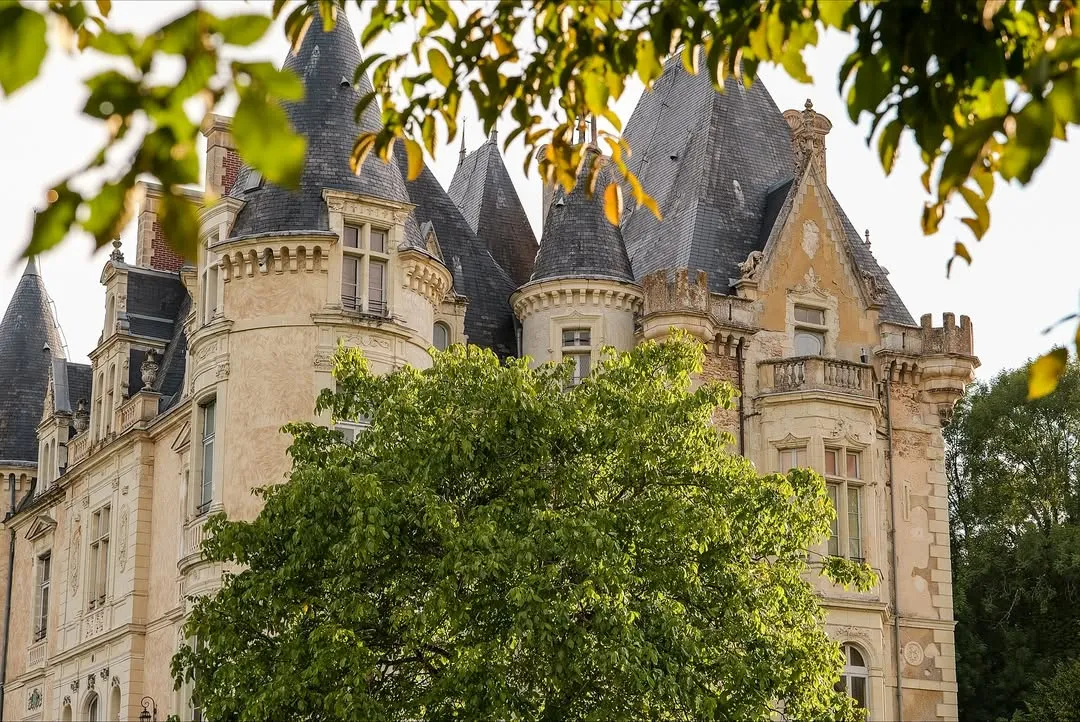 Château de Beauchamp — tourelles feuillage