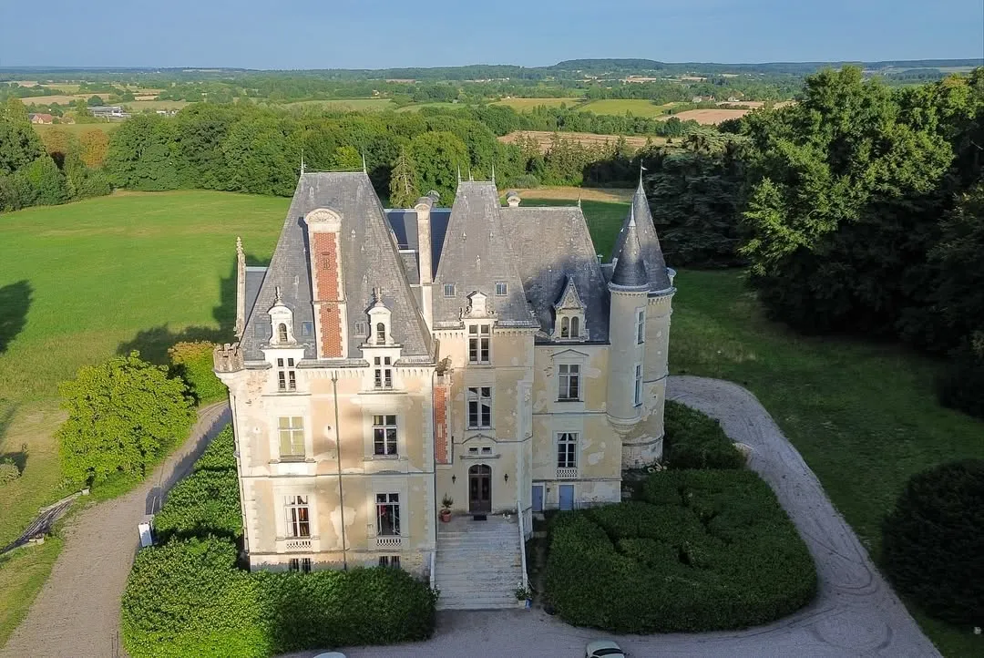 Vue aérienne du Château de Beauchamp et de son domaine