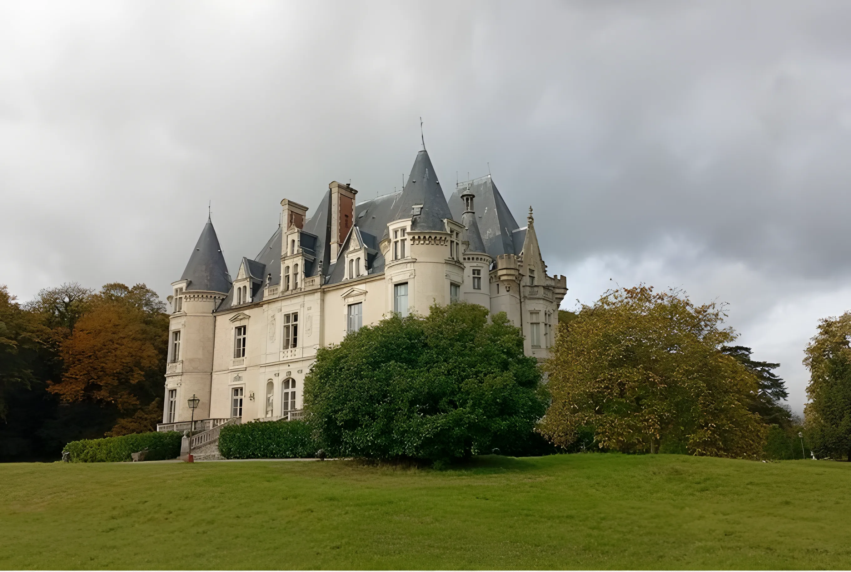 Le Château de Beauchamp et son parc à l'automne